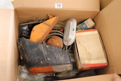 une boîte remplie d'objets assortis qui s'y trouvent