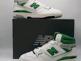 Chaussures New Balance blanches et vertes présentées dans une boîte