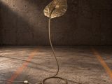 une lampe ornée d'une feuille, placée au milieu d'une pièce