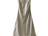 le dos d'une robe de mariée blanche suspendue à un cintre