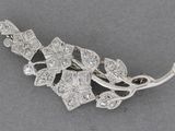 un gros plan d'une broche ornée d'une multitude de diamants