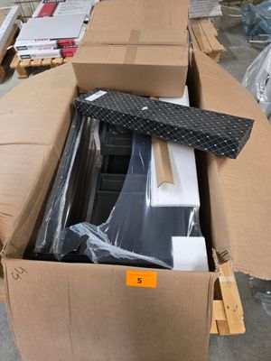 une boîte en carton remplie de matériel électronique dans un entrepôt