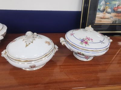 Deux légumiers couverts en porcelaine