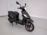 un scooter garé dans une pièce