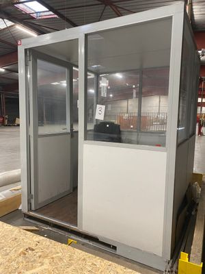 une photo d'une cabine de toilettes portables dans un entrepôt