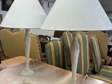deux lampes posées sur une table dans une pièce