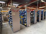 de nombreuses étagères dans le magasin, sur lesquelles sont disposés de nombreux articles différents