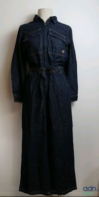combinaison en jean avec ceinture à la taille et poches, présentée sur un mannequin