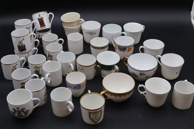 Lot de tasses porcelaine (petits accidents)