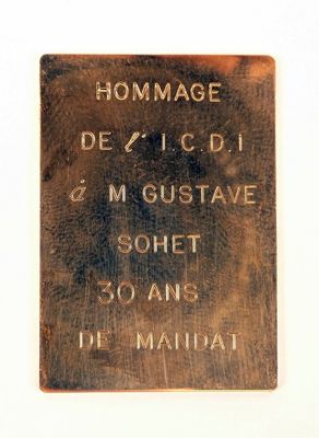 une plaque apposée sur le mur d'un immeuble sur laquelle on peut lire