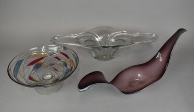 Réunion de trois COUPES en verre dont l'une sur les tons ros…