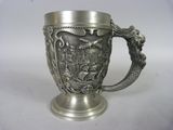 une coupe en argent ornée d'une poignée en forme de dragon