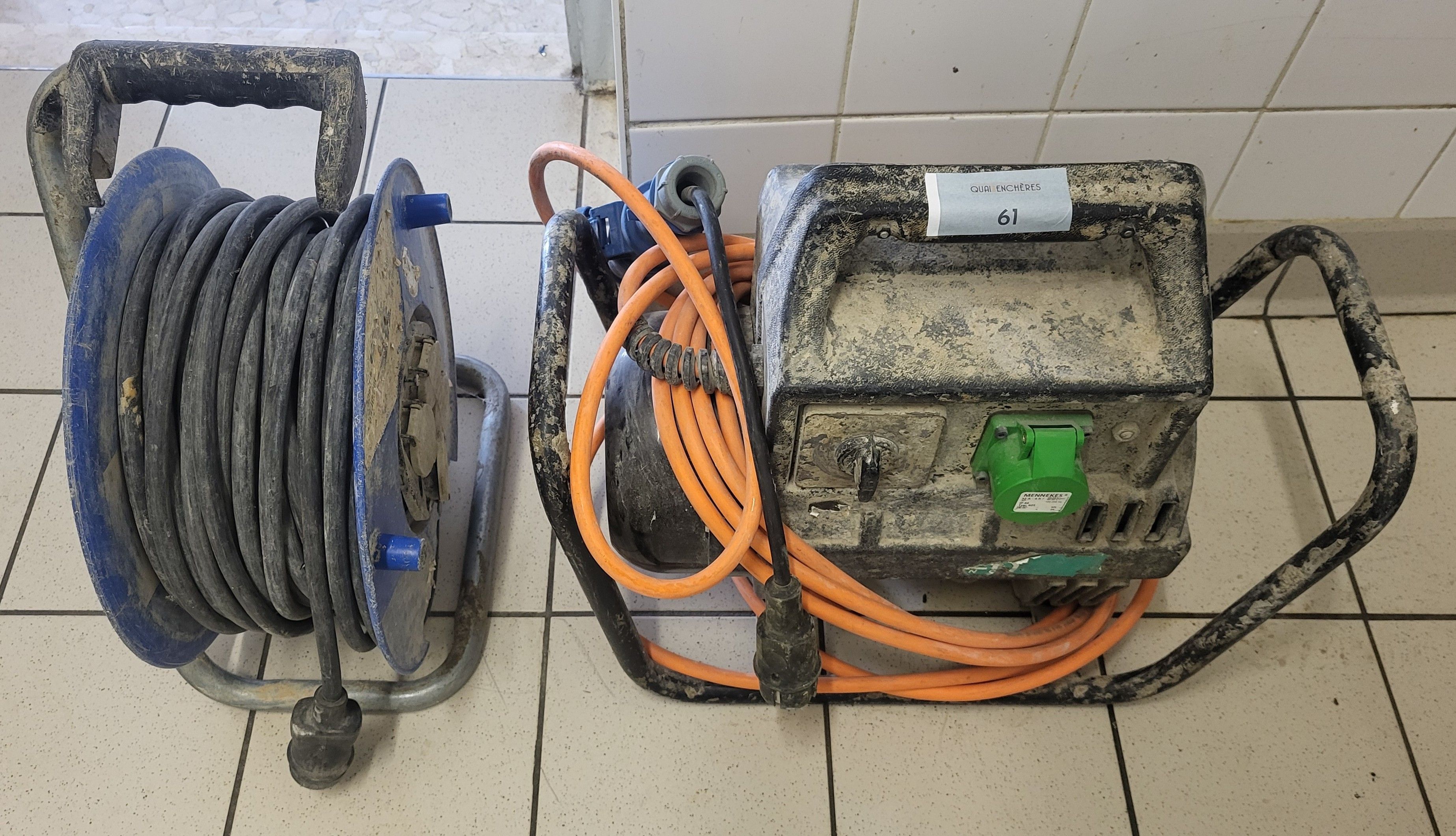 Lot comprenant : 1 enrouleur de câble électrique sur châssis…