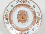 une assiette sur laquelle figure un blason