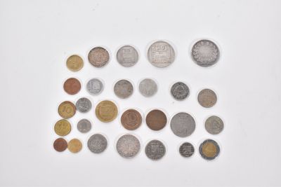 un ensemble de pièces disposées en carré sur une surface blanche
