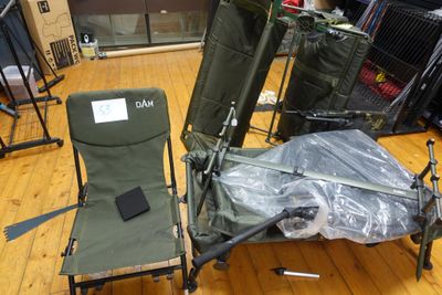 une chaise et une chaise qui se trouvent dans une pièce