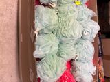 une boîte en carton contenant un tas de pelotes de laine