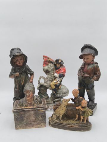 Lot de deux sculptures représentant comme maman comme papa en plâ...