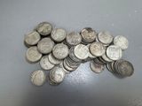 une pile de pièces d'argent sur une table