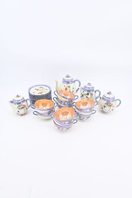 un grand nombre de tasses à thé et de soucoupes posées sur une table