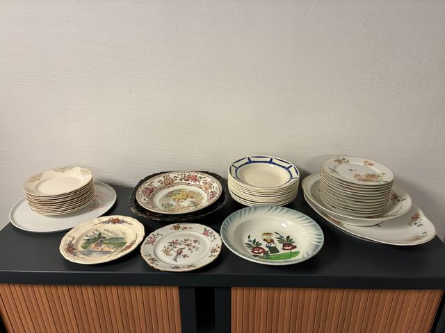 Ensemble de vaisselles en porcelaines de Limoges, faïence de St A...