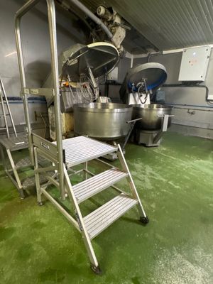 un tabouret métallique au milieu d'un sol vert