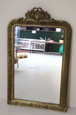 un miroir posé sur une table dans une pièce