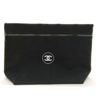 CHANEL BEAUTE. Trousse zippée en coton noir, flocage blanc s…