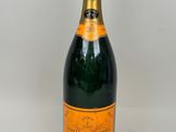 une bouteille de champagne sur fond blanc