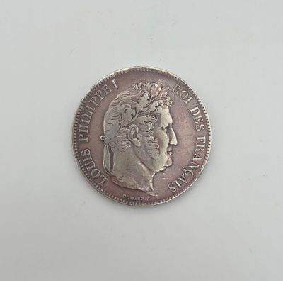 gros plan d'une pièce de monnaie sur une surface blanche avec un fond blanc