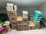 des cartons de couches empilés les uns sur les autres dans une pièce