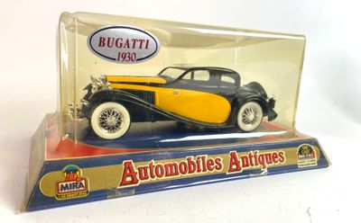 une petite voiture dans une boîte transparente posée sur une surface blanche