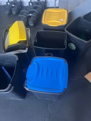 beaucoup de poubelles posées par terre