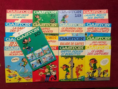 beaucoup de livres pour enfants qui se trouvent sur la table