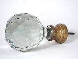 une poignée de porte en verre avec une poignée dorée sur fond blanc