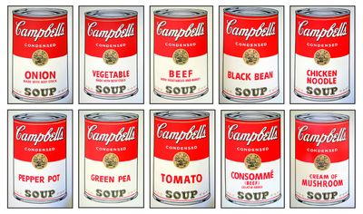 six boîtes de soupe sont alignées sur une surface blanche