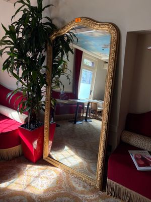 un grand miroir dans le coin d'une pièce
