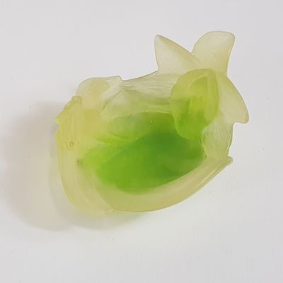 un récipient en plastique contenant un liquide vert