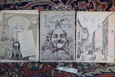 trois vieux livres sur lesquels figurent des dessins représentant un homme et une femme