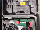 une boîte contenant une perceuse et d'autres outils