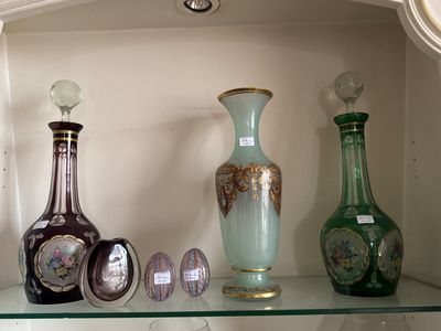 de nombreux vases sur les étagères de la pièce