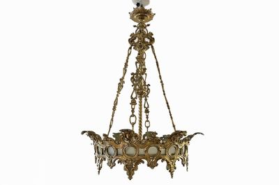 lustre ancien en laiton avec des abat-jours en verre opalisé
