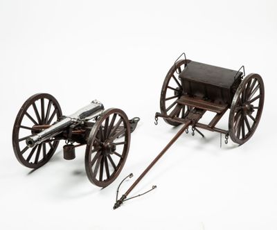 paire de modèles anciens en bois et en fonte représentant un canon et son affût