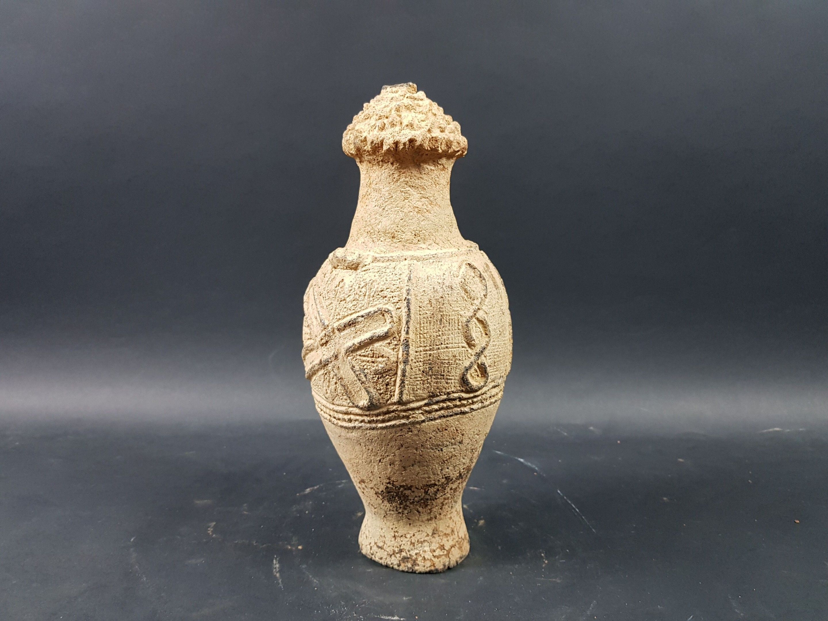 Urne Calabar, Nigeria Terre-cuite Provenance : Galerie Ivana Dimitrie, Paris Époque présumée : XI - XVe siècle Urne o...