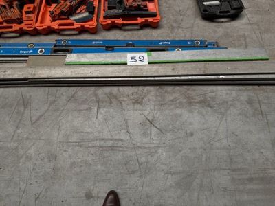 une personne debout devant des outils posés par terre