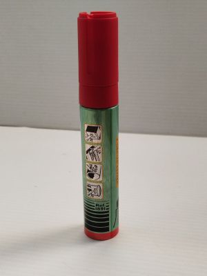 un gros plan d'un vaporisateur rouge posé sur une surface blanche