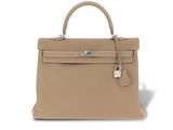 un sac à main en cuir beige sur fond blanc