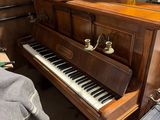 un piano dans un coin de la pièce, à côté d'une chaise