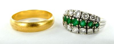 deux bagues en or serties d'émeraudes et de diamants sur un fond blanc