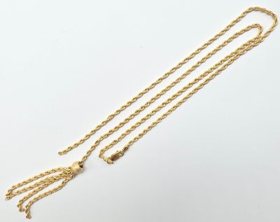une chaîne en or avec un nœud
